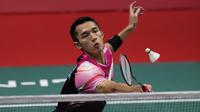Pebulu tangkis Indonesia, Jonatan Christie bersaing melawan pebulu tangkis Indonesia, Anthony Sinisuka Ginting saat laga Grup B BWF World Tour Finals nomor tunggal putra yang berlangsung di Bangkok, Thailand, Rabu (07/12/2022). (AP/Sakchai Lalit)