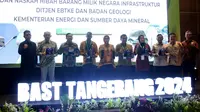 Kementerian Energi dan Sumber Daya Mineral (ESDM) menyerahkan 418 unit Penerangan Jalan Umum (PJU) bertenaga surya kepada Pemkot Tangerang. (Liputan6.com/Pramita Tristiawati).