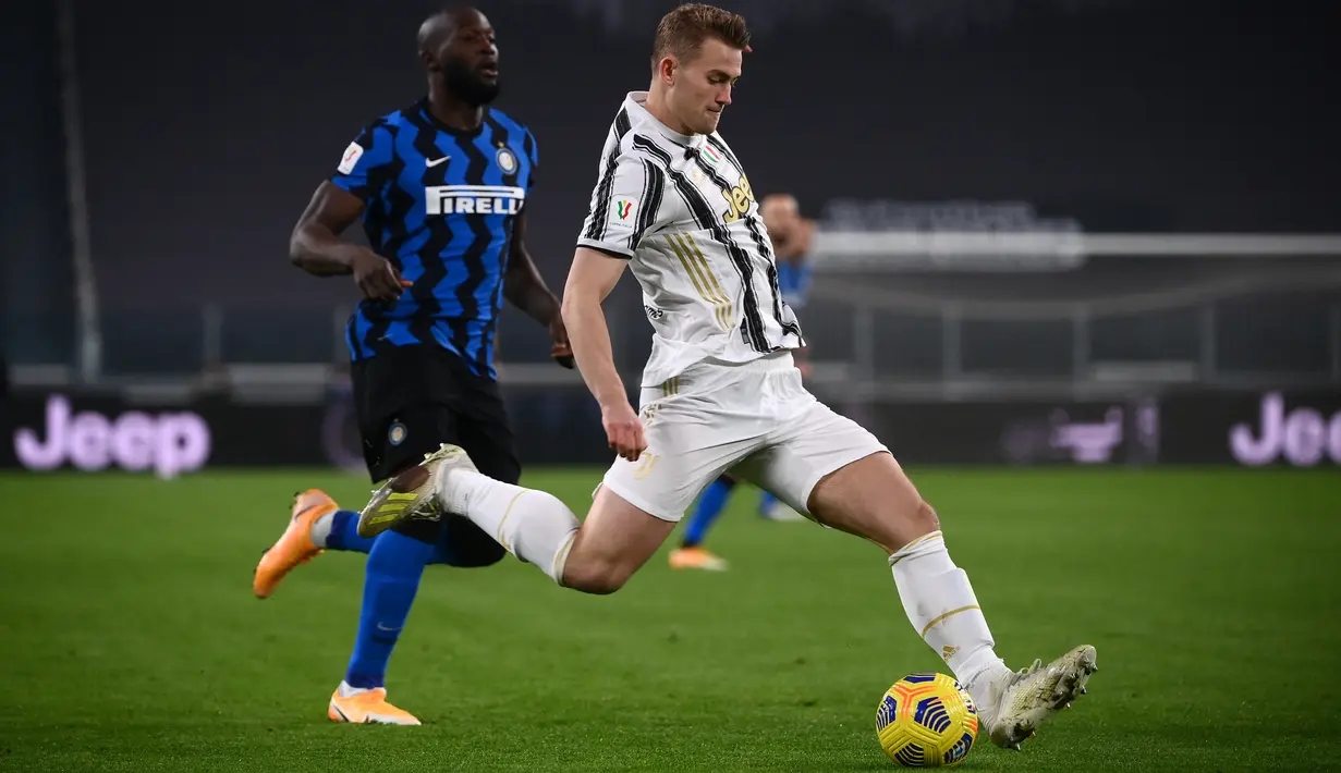 Bek Juventus, Matthijs De Ligt berusaha mengoper bola dari kawalan penyerang Inter Milan, Romelu Lukaku pada leg kedua babak semifinal Coppa Italia di Turin Allianz Stadium, Italia, Rabu (10/2/2021).  Juventus bermain imbang atas Inter Milan 0-0. (AFP/ Marco Bertorello)