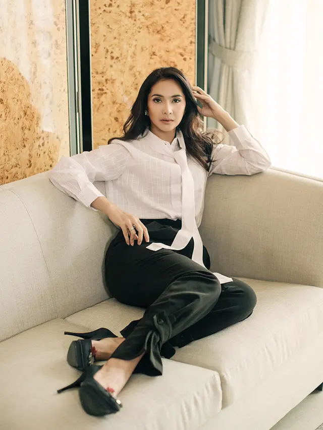 Venue: The Ritz Carlton - Pacific Place, Jakarta | Fotografi: Windy Sucipto | Beauty Editor: Arisa Mukharliza | Makeup: @irasumardi | Hair-do: @fajrisalonnew | Wardrobe: Tied-up Blouse & Trousers - Day and Night.