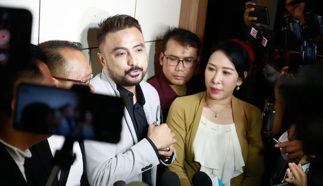 Usai menjalani pemeriksaan,Rabu (15/3) Rizal membantah telah melakukan KDRT terhadap istrinya. "Iya jelas kita bantah dan kita tunjukkan bukti buktinya, ini buktinya ada di sini (di dalam tas)," ungkap Rizal Djibran. [Foto: KapanLagi.com/Muhammad Akrom Sukarya]