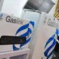 Pekerja berdiri di dekat produk PGN di Ice BSD, Tangerang Selatan, Rabu (20/9). PGN menawarkan produknya yakni Gaslink. Melalui Gaslink, gas bumi diproses menjadi Compressed Natural Gas (CNG). (Liputan6.com/Helmi Afandi)