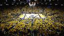 Suasana keramaian pada gim ketujuh final NBA antara Golden State Warriors melawan Cleveland Cavaliers. Laga penentu ini diadakan di Oracle Arena yang merupakan kandang dari Warriors. (AFP/Ezra Shaw)