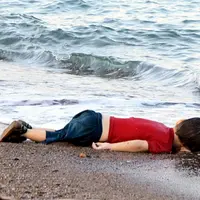Aylan Kurdi, pengungsi Suriah yang harus meregang nyawa. | via: Nilufer Demir