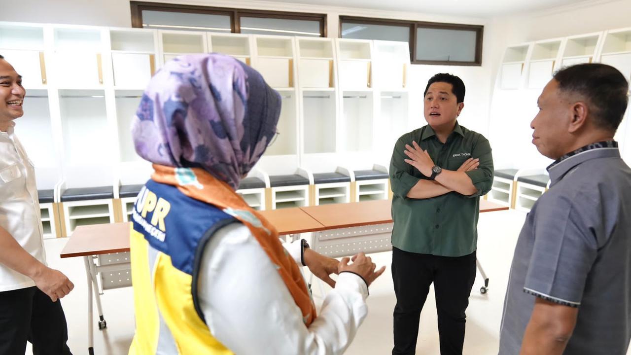 Menteri BUMN dan Ketua Panitia Penyelenggara FIFA U-20 World Cup 2023 (LOC) Erick Thohir mengunjungi  Gelora Bung Tomo (GBT) Surabaya, Senin (13/3/2023). (Dian/Liputan6.com)
