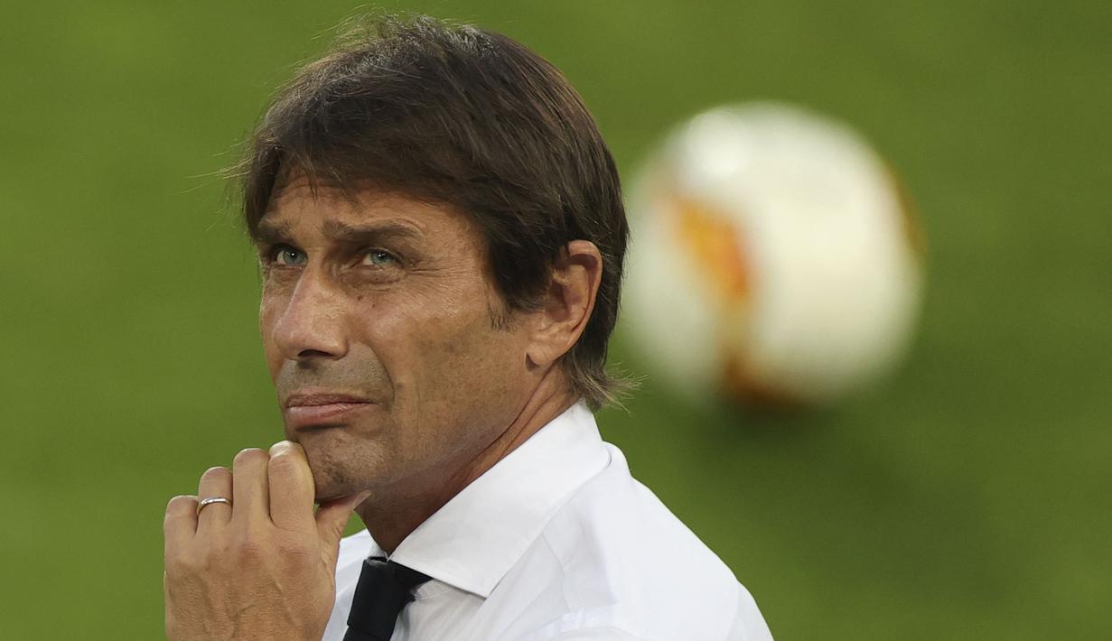 Sempat dikaitkan dengan Manchester United, Antonio Conte akhirnya resmi berlabuh ke London Utara untuk melatih Tottenham Hotspur. Kombinasi Conte dan direktur teknik The Lilywhites, Fabio Paratici digadang-gadang akan membuat Tottenham kental dengan nuansa Italia. (AFP/Pool/Friedemann Vogel)