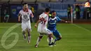 Serangan demi serangan terus dilancarkan pemain Persib secara silih berganti. Pengawalan ketat pemain DC United, Alex Lee terlihat saat pemain Persib, Atep mencoba membangun serangan (Liputan6.com/Helmi Fithriansyah).