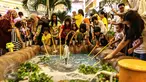 Sejumlah anak-anak asyik memancing ikan di kolam ikan Nestle Dancow di Mal Taman Anggrek, Jakarta (02/04). Kegiatan yang mengusung Nestle Dancow Excelnutri+ Explore The World mengajak anak-anak untuk menjelajah dunia. (Liputan6.com/Fery Pradolo)