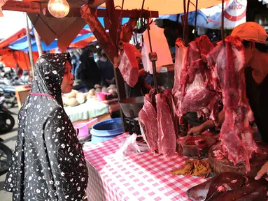 Warga membeli daging di kawasan Ciledug, Tangerang, Minggu (1/5/2022). Jelang perayan Idul Fitri 1443 H, banyak warga berburu daging untuk kebutuhan lebaran. (Liputan6.com/Angga Yuniar)
