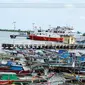 Tarusan kapal nelayan yang menggunakan Trawl menumpuk di Pelabuhan karena menghentikan aktifitas melaut (Liputan6.com/Yuliardi Hardjo)