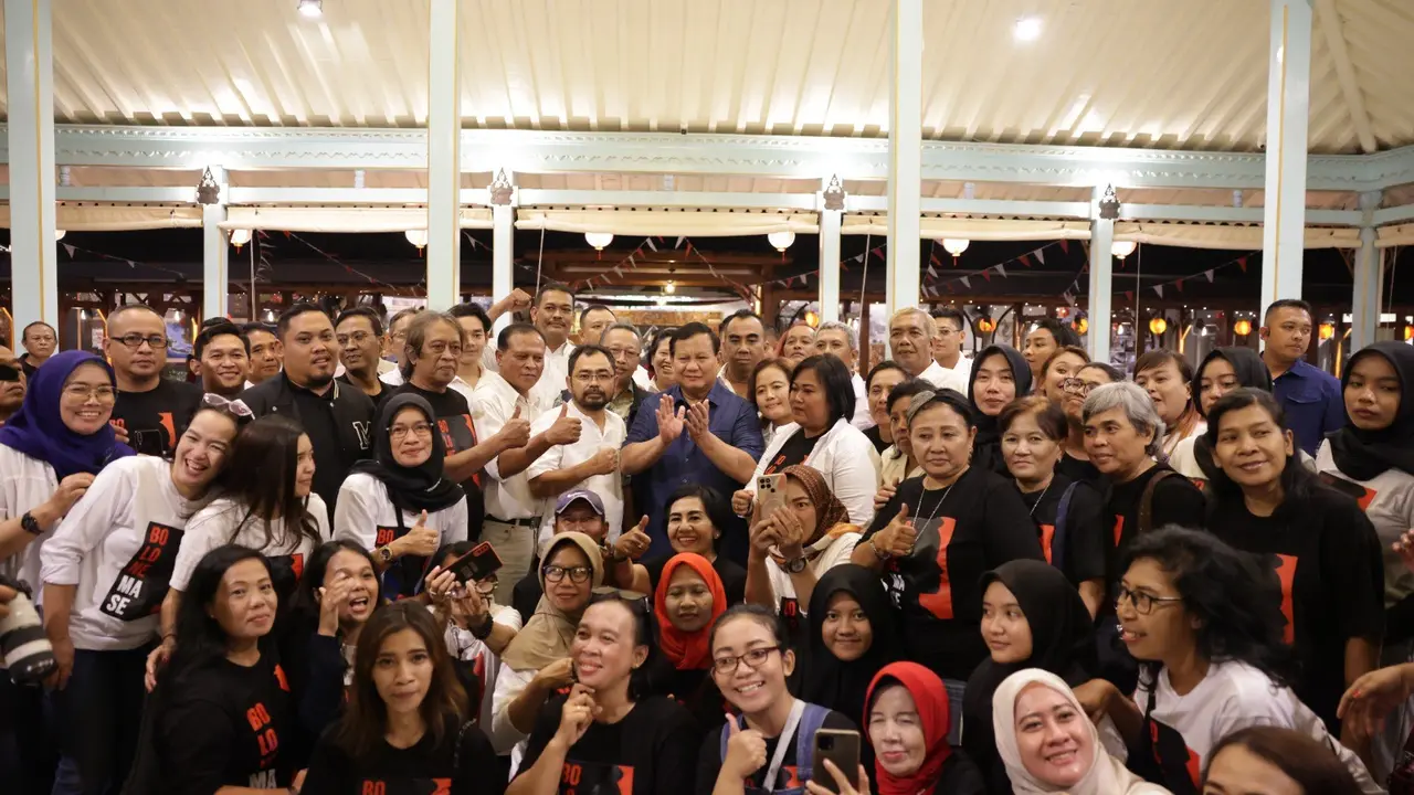 Ketua Umum Partai Gerindra Prabowo Subianto bertemu dengan relawan Jokowi dan Relawan Bolone Mase Gibran