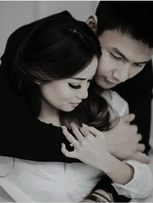 Seperti pada umumnya seorang istri, mantan member grup idola JKT48 itu juga membuatkan sarapan atau menyiapkan kopi buat sang suami. Soal sarapan, Stella baru bisa menyiapkan sarapan sebatas mie instan.  (Instagram/fendychow)