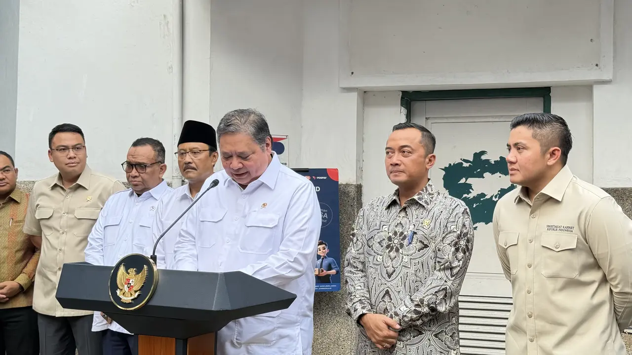 Menteri Koordinator Bidang Perekonomian Airlangga Hartarto mengumumkan paket stimulus ekonomi lanjutan di Kantor Pos Indonesia, Cikini, Jakarta Pusat, Jumat (17/10/2025). (Liputan6.com/Lizsa )
