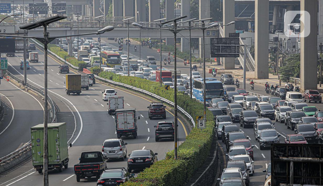 Sejumlah kendaraan roda empat terjebak macet di ruas Tol Dalam Kota, Jakarta, Senin (5/7/2021). Macet tersebut disebabkan karena adanya penutupan sejumlah pintu keluar tol dalam kota dalam masa PPKM Darurat. (Liputan6.com/Faizal Fanani)