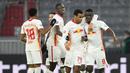 Para pemain RB Leipzig merayakan gol penyeimbang 2-2 yang dicetak Justin Kluivert dalam laga lanjutan Liga Jerman pekan ke-10 melawan Bayern Munich di Allianz Arena, Sabtu (5/12/2020). RB Leipzig bermain imbang 3-3 dengan Bayern Munich. (AFP/Andreas Gebert/Pool)