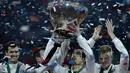  Petenis Inggris Raya, Andy Murray (2 kanan) mengangkat trofi Piala Davis bersama rekannya usai mengalahkan Belgia 3-1 pada Final Piala Davis di Flanders Expo, Ghent, Belgia, Minggu (30/11/2015). (AFP Photo/John Thys)