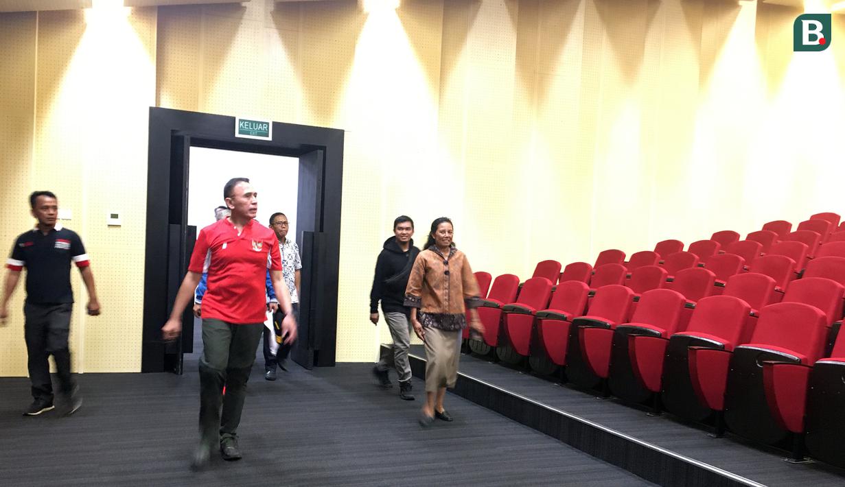 Ketua umum PSSI, Mochamad Iriawan, saat melakukan inspeksi ke Stadion Utama Gelora Bung Karno (SUGBK), Jakarta, Jumat (6/3/2020). Inspeksi tersebut untuk mengecek kesiapan SUGBK menjadi venue Piala Dunia U-20 2021. (Bola.com/Benediktus Gerendo Pradigdo)
