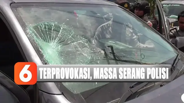 Kaca mobil patroli milik Polsek Merauke pun pecah akibat aksi massa.