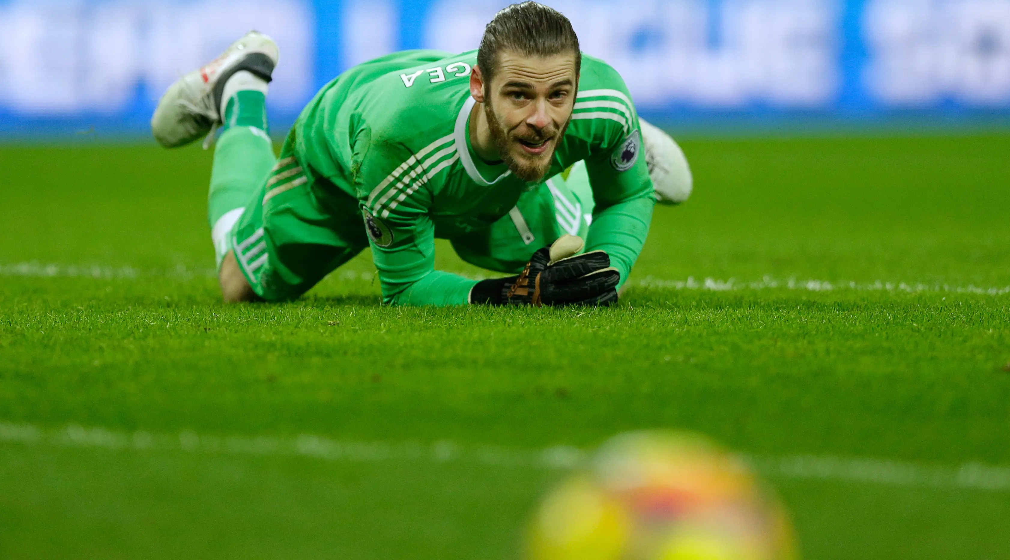 Kiper Manchester United David de Gea menyaksikan tembakan pemain Tottenham Hotspur, Harry Kane pada laga pekan ke-25 Premier League di Stadion Wembley, Rabu (31/1). Tottenham Hotspur menundukkan Manchester United dengan skor 2-0. (AP/Alastair Grant)