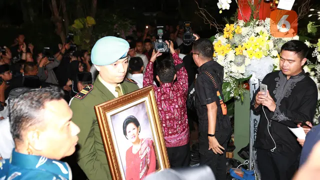 [Fimela] Jenazah Ibu Ani Yudhoyono tiba di Cikeas