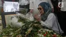 Sebelumnya dimakamkan jenazah Titiek Puspa disemayamkan di Wisma Puspa dan salatkan di Masjid An-Nur, kawasan Perdatam, Jakarta Selatan. Tampak dalam foto, penyanyi senior Dewi Yull berdoa di sisi makam penyanyi dan artis legendaris Titiek Puspa di Tempat Pemakaman Umum (TPU) Tanah Kusir, Jakarta Selatan, Jumat, 11 April 2025. (Liputan6.com/Herman Zakharia)