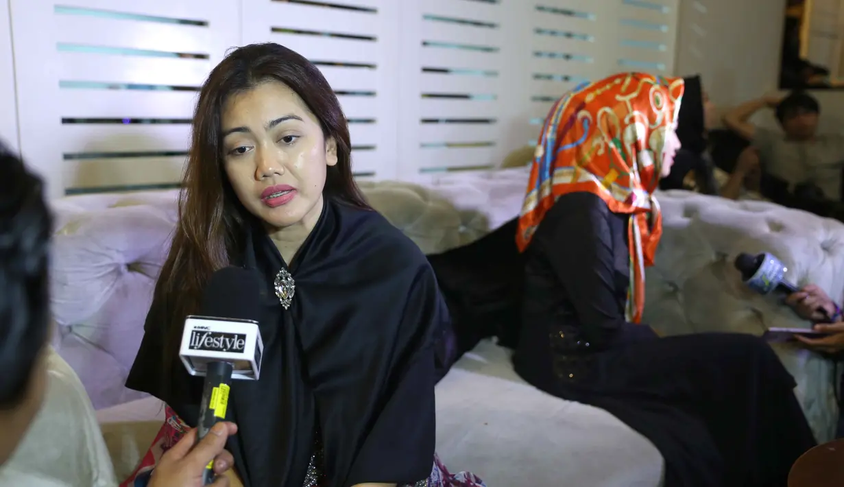 "Kak jupe ngasih amanatnya ke saya kalau rumah singgah itu kalau memang bisa tolong dijalankan. Rumah itu akan sangat bermanfaat buat orang banyak. Untuk anak kecil yang terlantar, dia sedih, kasian banget," ucap Nia Anggi. (Nurwahyunan/Bintang.com)