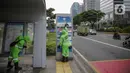 Petugas membersihkan ruang publik kawasan pedestrian Sudirman, Jakarta, Kamis (19/3/2020). Penyemprotan dilakukan untuk antisipasi dan pencegahan penyebaran COVID-19 di lingkungan ruang publik yang banyak di gunakan oleh masyarakat. (Liputan6.com/Faizal Fanani)