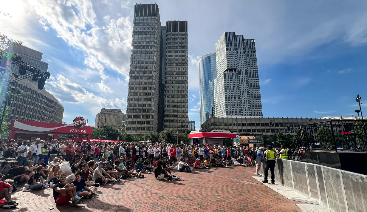 Suasana FIFA Fan Festival Boston, AS, di City Hall Plaza dipadati ribuan penggemar yang menyaksikan laga Inggris kontra Kroasia pada Piala Dunia 2026, Rabu (17/6/2026). (KLY Sports/Hery Kurniawan/Adv/Powerade)