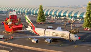 Ucapan Natal tahunan Emirates menampilkan 'Sleigh380' yang serba baru tahun ini. (dok. Tangkapan Layar Instagram @emirates/https://www.instagram.com/reel/DSm1w-5kzN6/?igsh=MWIzM2QzNXAzZmZhdA==/ Salsa Nur Fadillah)