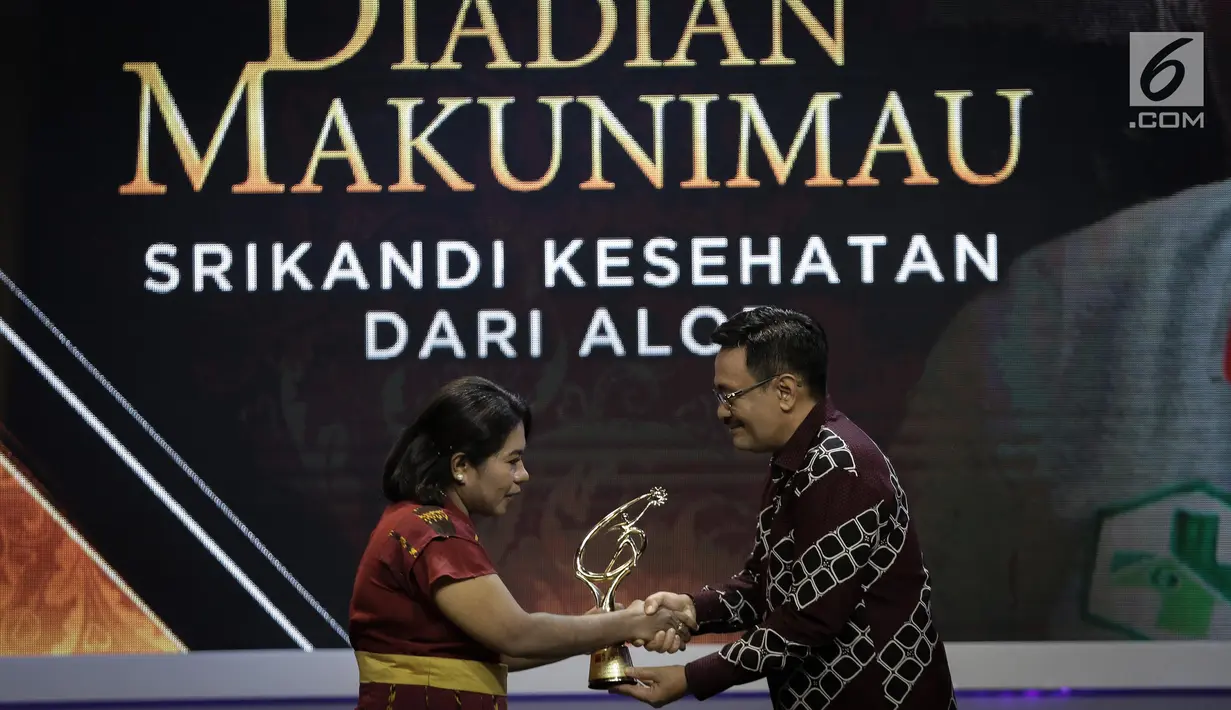 Plt Gubernur DKI Jakarta Djarot Saiful Hidayat (kanan) memberikan penghargaan kepada Diandian Makunimau hadir dalam Liputan 6 Award 2017 di SCTV Tower, Jakarta, Sabtu (20/5). (Liputan6.com/Faizal Fanani)