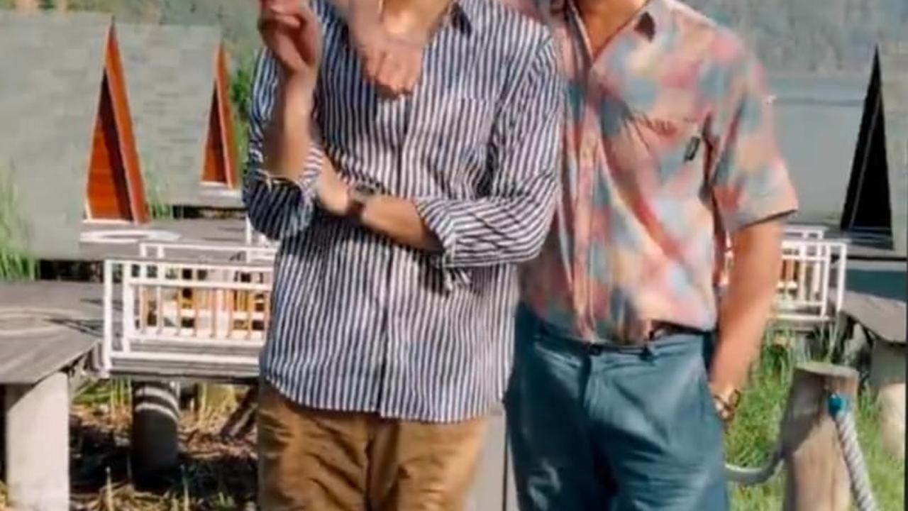 Disebut Fashionable, 8 Foto Kedekatan Ferry Salim dan Brandon Salim Bak Kakak Adik!
