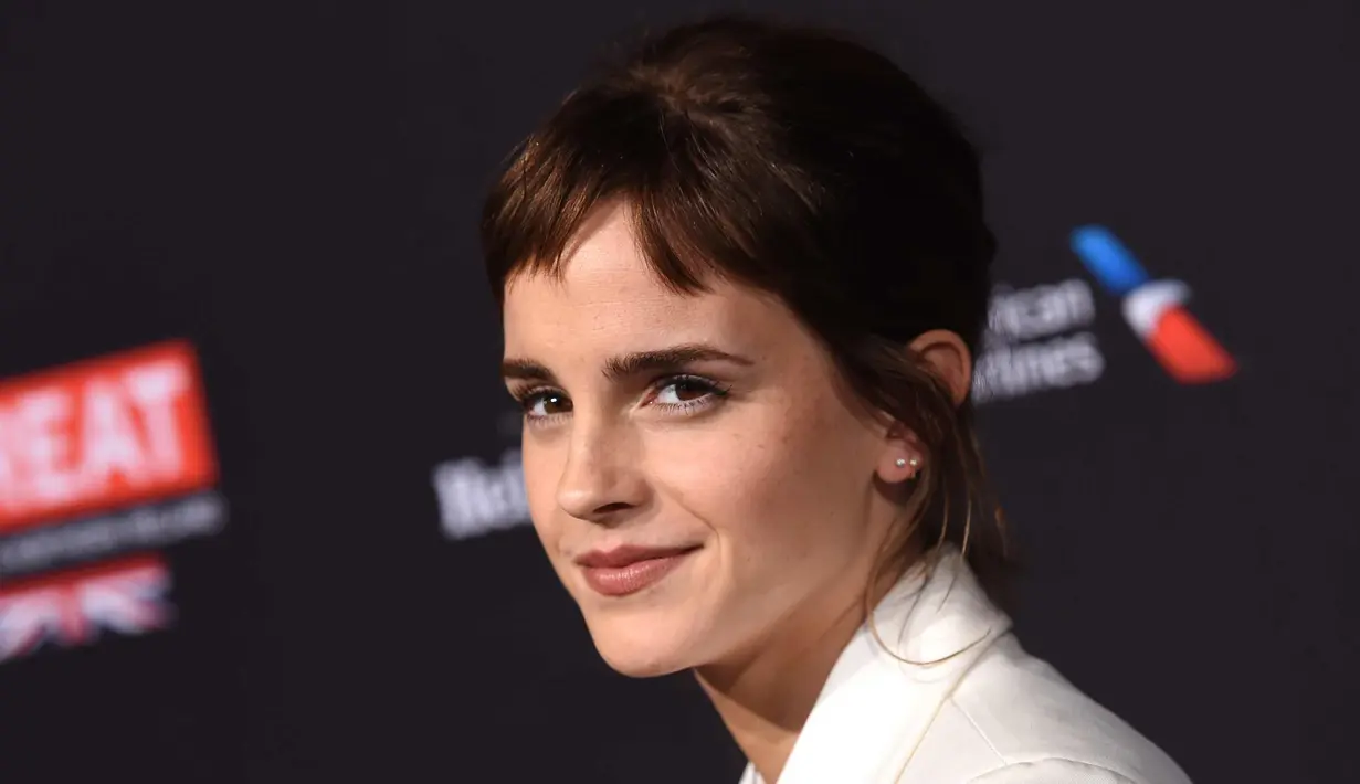 Aktris Emma Watson tiba di BAFTA Los Angeles Awards Season Tea Party di Four Season Hotel di Beverly Hills, California, (6/1). Bintang film 'Beauty and the Beast' ini tampil beda dengan berponi pendek. (AFP Photo/Chris Delmas)