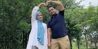 Mall atau pusat perbelanjaan adalah tempat favorit untuk dikunjungi saat waktu luang. Namun di tengah pandemi ini, tak sembarangan bisa mengunjungi tempat tersebut. Keluarga Beby Romeo dan Meisya Siregar berbagi cerita tentang kunjungannya ke mall. (Instagram/meisya_siregar)