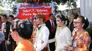 Tamu undangan dan masyarakat sekitar ikut berbahagia dengan pernikahan Gibran danSelvi. (Galih W. Satria/Bintang.com)