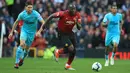 Striker Manchester United, Romelu Lukaku mengiring bola dari kejaran pemain Newcastle United Federico Fernandez saat bertanding pada lanjutan Liga Inggris di stadion Old Trafford (6/10). MU menang tipis atas Newcastle 3-2. (AP Photo/Jon Super)