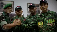 Kasad Jenderal TNI Gatot Nurmantyo berpose bersama  kontingen Petembak TNI AD, Jakarta, Jumat (29/5/2015).  Kontingen petembak TNI AD meraih 30 medali emas di Australia Army Skill at Arms Meeting (AASAM) 2015. (Liputan6.com/Faizal Fanani)