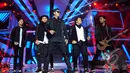 Five Minutes berkolaborasi dengan Coboy Junior saat tampil di acara Infotainment Award 2015, Jakarta, Jumat (30/1/2015). (Liputan6.com/Faisal R Syam)