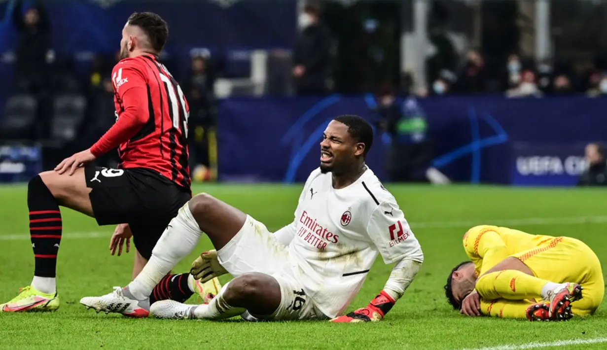 Pemain AC Milan Prancis Theo Hernandez (kiri), kiper AC Milan Mike Maignan (tengah) dan pemain Liverpool Alex Oxlade-Chamberlain bereaksi usai bertabrakan pada pertandingan sepak bola Grup B Liga Champions di Stadion San Siro, Milan, Italia, 7 Desember 2021. Liverpool menang 2-1. (MIGUEL MEDINA/AFP)
