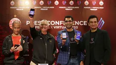 (kiri ke kanan) Direktur Komersial Persija Jakarta Sebastien Leclerc, Direktur Utama Persija Jakarta Ambono Janurianto, Founder of Virtualness Saurabh Doshi, dan Head of Media and Sports Partnerships Joyee Biswas menunjukkan NFT Persija Jakarta saat konferensi pers Persija X Virtualness di Persija Store, Plaza Festival, Kuningan, Jakarta, Kamis (27/07/2023). (Bola.com/Bagaskara Lazuardi)