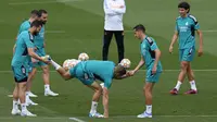 Gelandang Real Madrid Toni Kroos (tengah bawah) berlatih selama sesi latihan menjelang pertandingan final Liga Champions di Ciudad Real Madrid di Valdebebas, Selasa (24/5/2022). Big match antara Liverpool dan Real Madrid akan tersaji di final Liga Champions 2021-2022 di Stade de France, Paris pada Minggu, 29 Mei dini hari WIB. (AP Photo/Manu Fernandez)