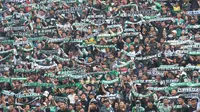 Aksi suporter PSS Sleman, Brigata Curva Sud membuat pemain Persita Tangerang gugup dan akhirnya takluk 0-1 di Stadion Maguwoharjo, Sleman, Minggu (16/10/2016). (Bola.com/Romi Syahputra)