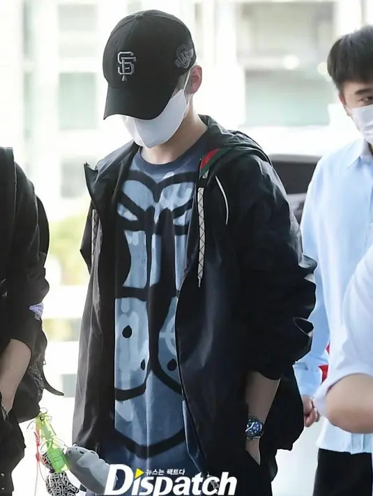 Chenle juga tak kalah menarik mengenakan jaket dan t-shirt bermotif. Aksesori topi juga tak ketinggalan dikenakan pria bernama lengkap Zhong Chenle itu. (Instagram/koreadispatch).