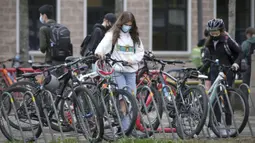 Para siswa yang mengenakan masker terlihat di sebuah sekolah di Vancouver, British Columbia, Kanada, 21 September 2020. Paparan COVID-19 telah dilaporkan di sedikitnya 20 sekolah di British Columbia sejak para siswa kembali belajar di sekolah dua pekan lalu. (Xinhua/Liang Sen)