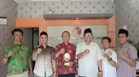 Penyerahan apresiasi FJN Award 2023 kepada Achmad Warist di kantor Bawaslu Jatim. (Istimewa).