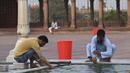 Umat Muslim berkumpul di masjid Jama Masjid sebelum berbuka puasa pada hari pertama bulan suci Ramadhan, di New Delhi (14/4/2021). Masjid Jama ini selesai pada tahun 1656 M dan merupakan yang terbesar dan terkenal di India. (AFP/Prakash Singh)