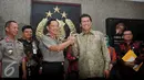 Menpan-RB, Asman Abnur berjabat tangan dengan Kapolri Jenderal Tito Karnavian usai memberi keterangan di Jakarta, Jumat (19/8). Pertemuan tertutup tersebut membahas dua hal yaitu Organisasi dan penekanan pelayanan publik. (Liputan6.com/Gempur M Surya)