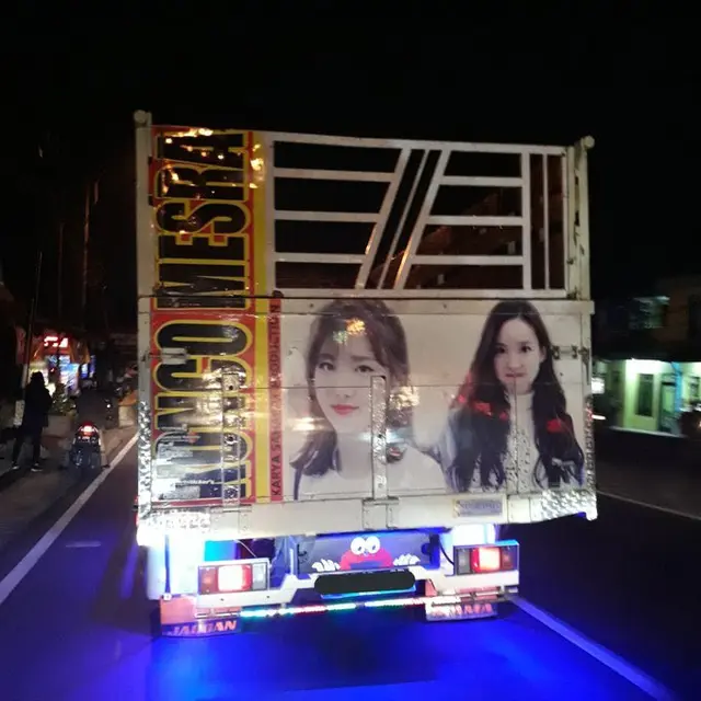 6 Foto Idol K-Pop Hiasi Belakang Truk, Gaya Jennie Blackpink Curi Perhatian
