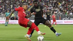 Pemain Fiorentina, Dodo (kiri) berebut bola dengan pemain Venezia, Fali Cande dalam laga lanjutan Liga Italia 2024/2025 melawan Fiorentina di Stadio Pier Luigi Penzo, Venezia, Italia, Senin (12/05/2025) waktu setempat. (AP Photo/LaPresse/Paola Garbuio)