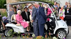 Ratu Inggris Elizabeth II duduk dalam buggy saat mengunjungi Royal Horticultural Society (RHS) Chelsea Flower Show di Royal Hospital Chelsea, London, Inggris, 23 Mei 2022. (Paul Grover/Pool via AP)