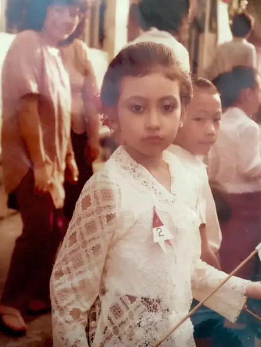 Penampilannya makin terlihat cantik dan anggun menggenakan kebaya lengkap dengan rambut di sanggul. [Instagram/hapsarianissa29]